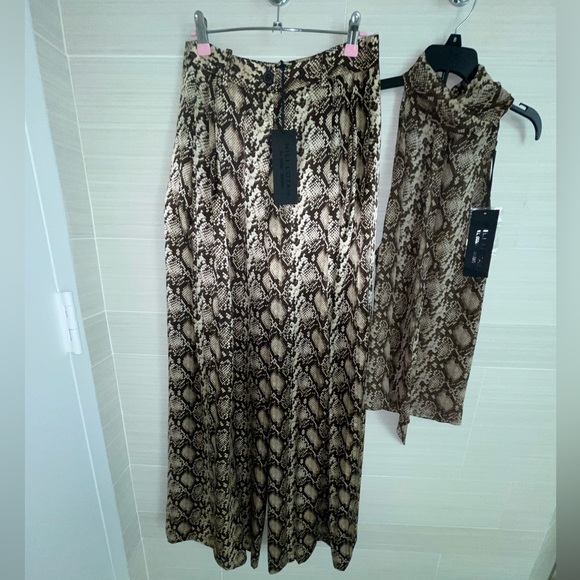 Nili Lotan wide legged snake, skin, silk pant. Pleated front - Picture 2 of 3